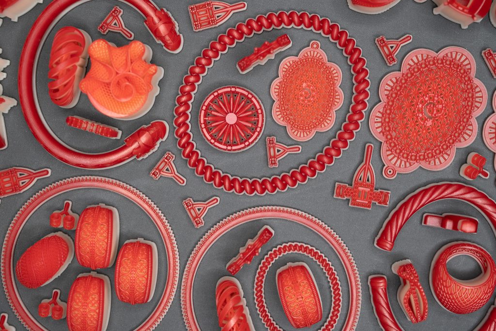 3d-systems-visijet-wax-jewel-red-material-jewelry-on-plate-00331-300ppi-1024x683.jpg